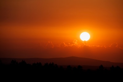 橘色的夕阳映衬着山峦的轮廓